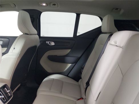 Certified 2025 Volvo XC40 B5 Plus AWD/4WD image 8