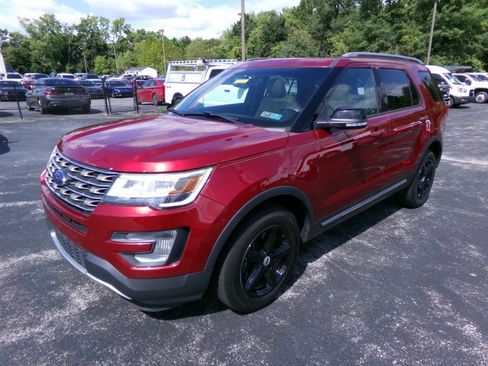 Used 2017 Ford Explorer XLT w/ Equipment Group 202A AWD/4WD image 5