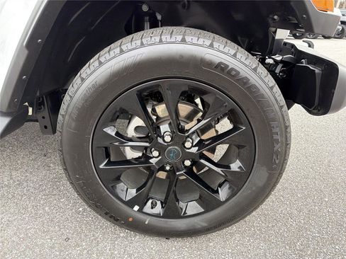 Used 2025 Jeep Wrangler Sahara image 13