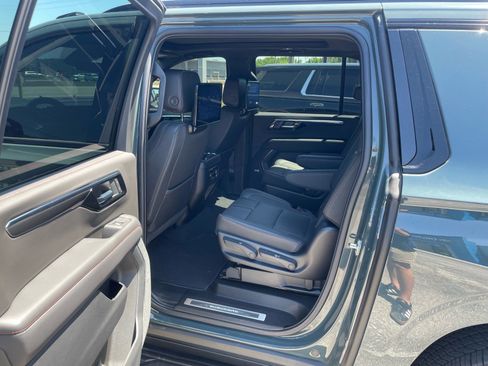 Used 2025 Chevrolet Suburban RST w/ Advanced Technology Package AWD/4WD image 5