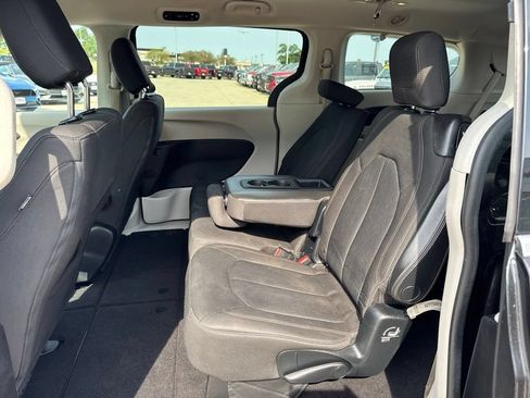 Used 2017 Chrysler Pacifica Touring w/ Tire & Wheel Group FWD image 21