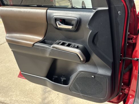 Used 2019 Toyota Tacoma Limited image 27