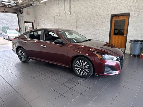 Used 2025 Nissan Altima 2.5 SV FWD image 1