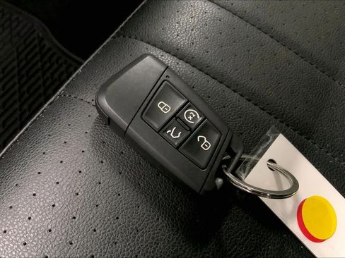 Used 2023 Volkswagen Tiguan SE R-Line FWD image 18