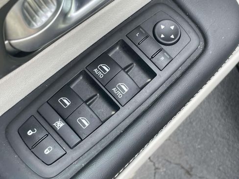 Used 2024 Chrysler Pacifica Touring-L FWD image 17