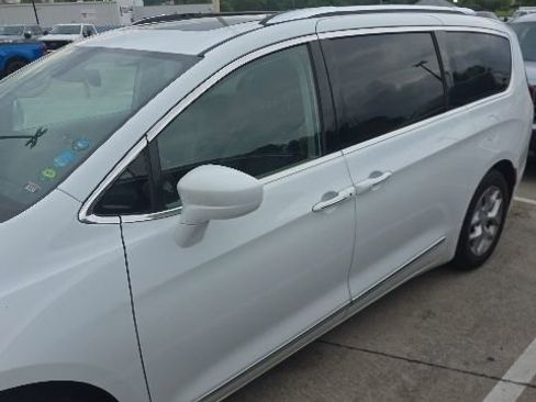 Used 2019 Chrysler Pacifica Touring-L Plus w/ Tire & Wheel Group FWD image 3