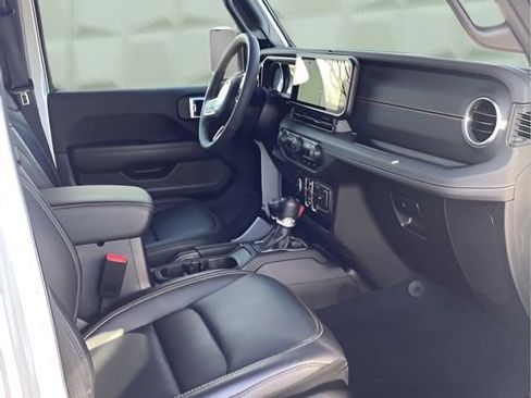 Used 2024 Jeep Wrangler Unlimited Sahara w/ Technology Group image 17