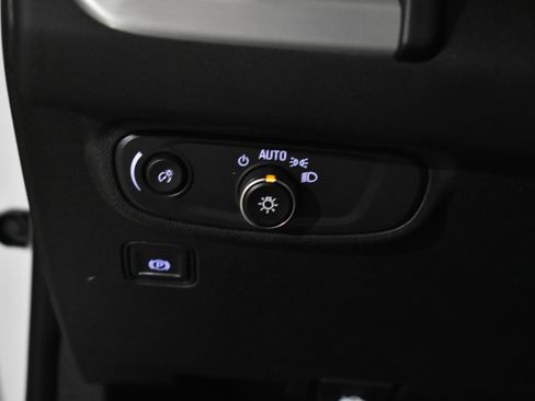 Used 2024 GMC Terrain SLE w/ Driver Convenience Package image 19