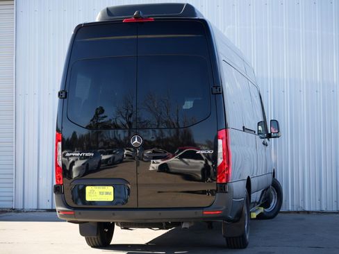 Used 2023 Mercedes-Benz Sprinter 2500 w/ Parking Package image 5