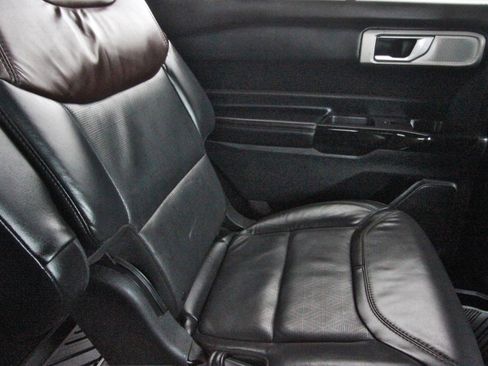 Used 2022 Ford Explorer Platinum w/ Equipment Group 601A RWD image 15