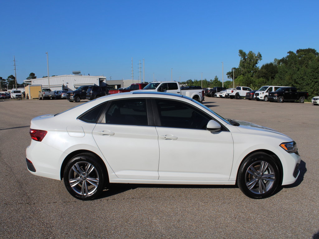 Used 2023 Volkswagen Jetta SE w/ Panoramic Sunroof Package FWD image 5