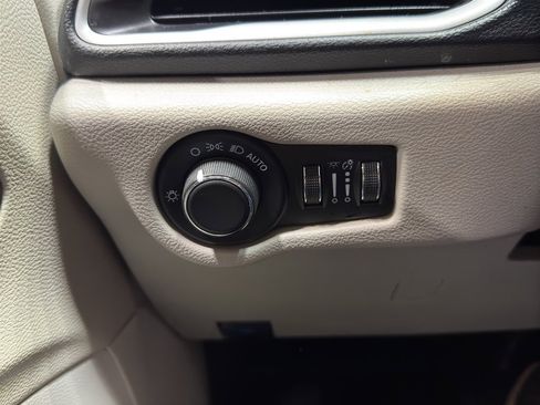 Used 2023 Chrysler Voyager LX image 33