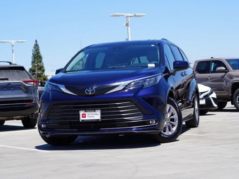 Certified 2026 Toyota Sienna XLE FWD image 4