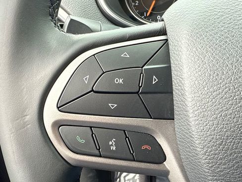 Used 2019 Jeep Cherokee Latitude Plus w/ Comfort/Convenience Group FWD image 30