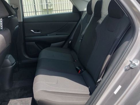 Used 2023 Hyundai Elantra SE image 29