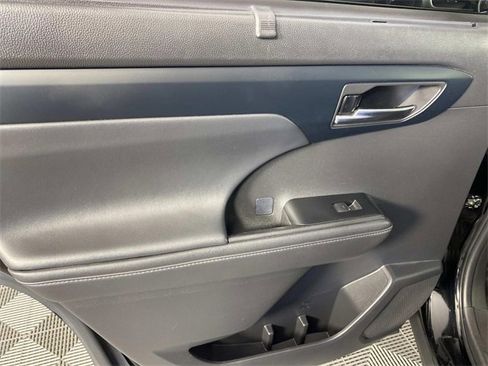 Used 2022 Toyota Highlander XLE image 31