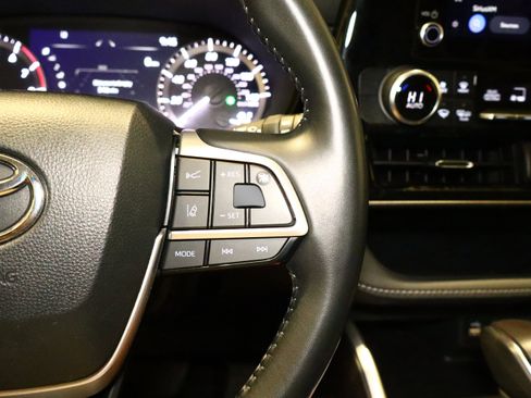 Used 2024 Toyota Highlander LE image 12