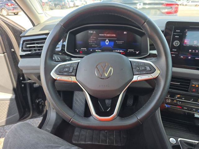 Used 2025 Volkswagen Jetta SE FWD image 11
