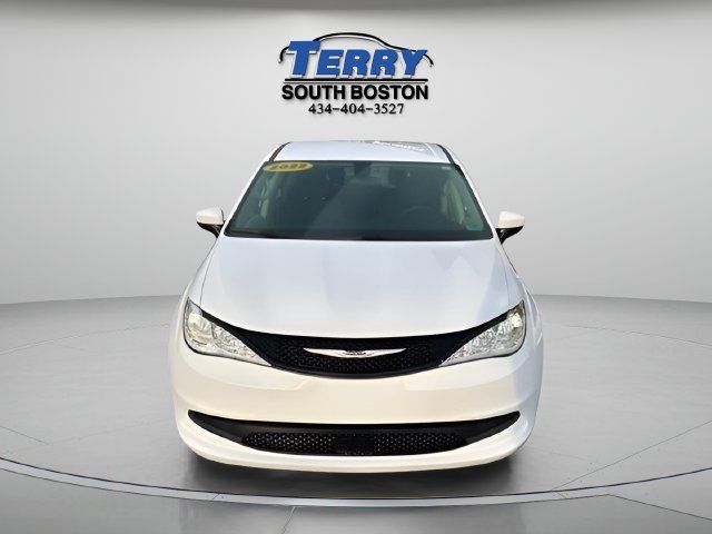 Used 2022 Chrysler Voyager LX FWD image 3