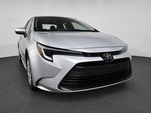 Used 2026 Toyota Corolla LE FWD image 3