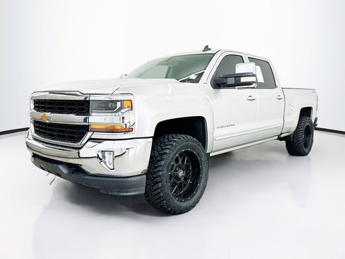 Used 2018 Chevrolet Silverado 1500 LT w/ LT Convenience Package image 3