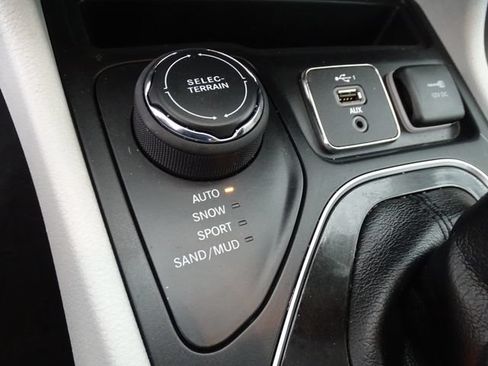 Used 2019 Jeep Cherokee Limited AWD/4WD image 12
