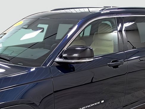 Used 2024 Jeep Grand Cherokee L Limited w/ Luxury Tech Group II image 8