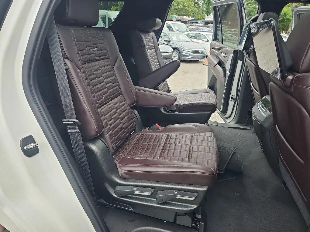 Used 2021 Cadillac Escalade Premium Luxury Platinum RWD image 28