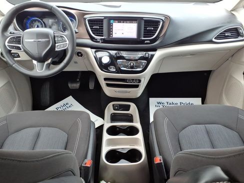 Used 2023 Chrysler Voyager LX FWD image 13
