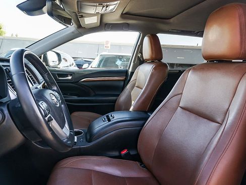 Used 2017 Toyota Highlander Limited image 19