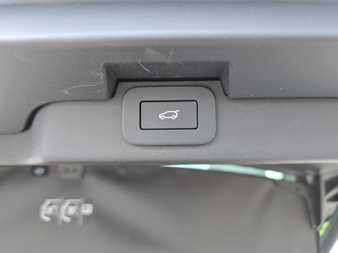 Certified 2025 Land Rover Discovery S image 8