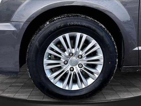 Used 2015 Chrysler Town & Country Touring-L w/ Driver Convenience Group image 26