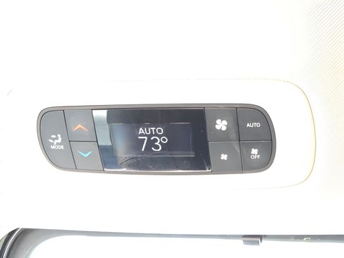 Used 2023 Chrysler Pacifica Touring-L image 13