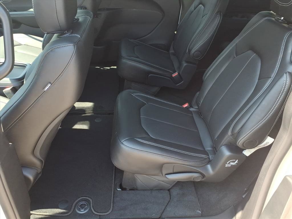 New 2027 Chrysler Pacifica Select FWD image 13