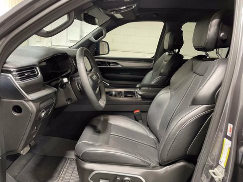Used 2024 Jeep Wagoneer L Series II AWD/4WD image 9