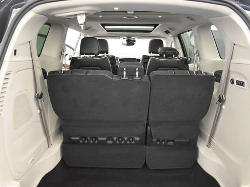 Used 2021 Chrysler Pacifica Limited w/ Uconnect Theater Family Group image 12