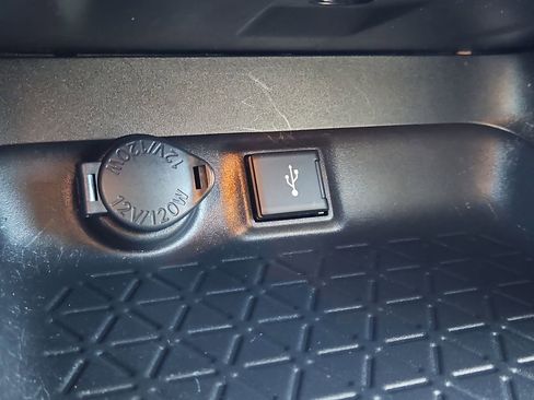 Used 2022 Toyota RAV4 XLE w/ Carpet Mat Package (TMS) image 17