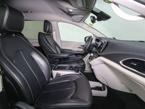 Used 2023 Chrysler Pacifica Touring-L FWD image 17