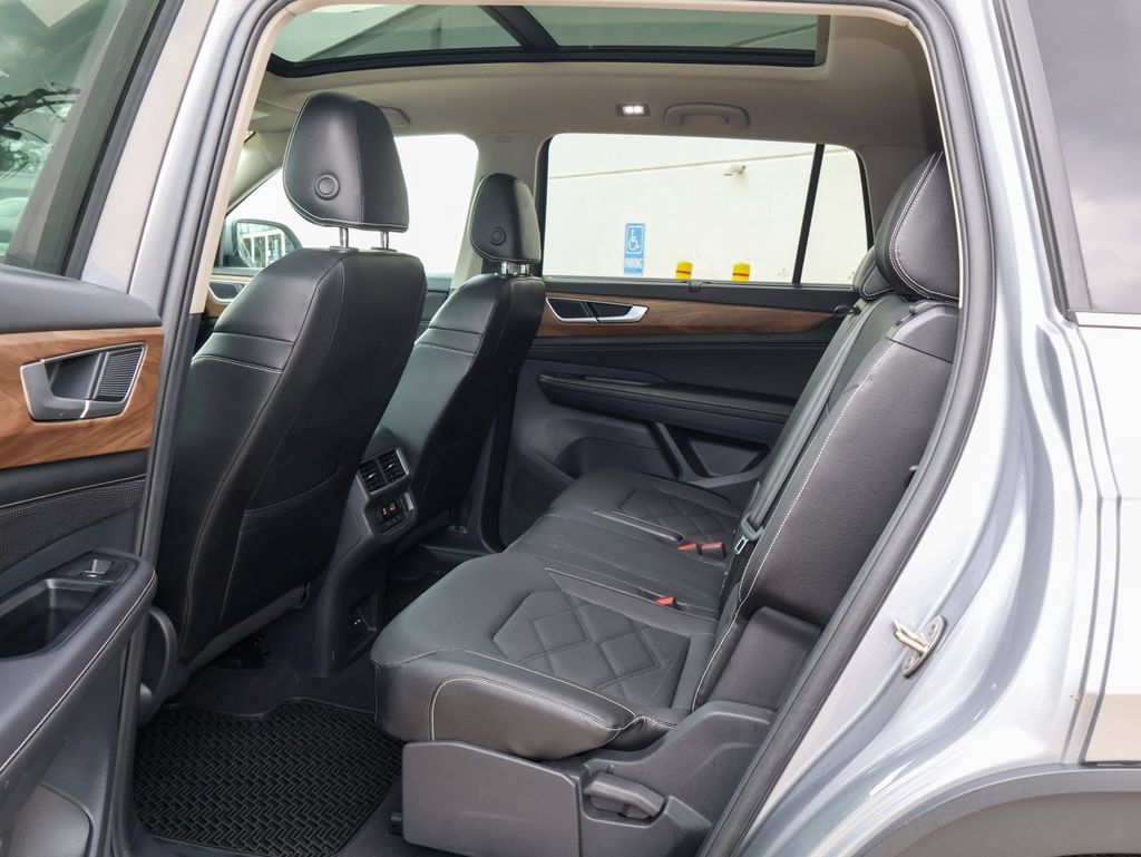 Used 2024 Volkswagen Atlas SE w/ Panoramic Sunroof Package AWD/4WD image 16