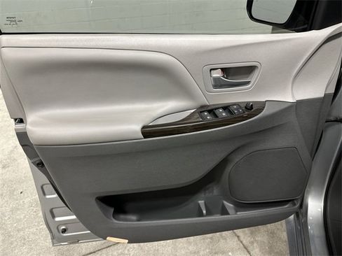 Used 2015 Toyota Sienna XLE image 17