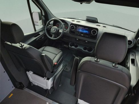 Used 2025 Mercedes-Benz Sprinter 2500 image 16