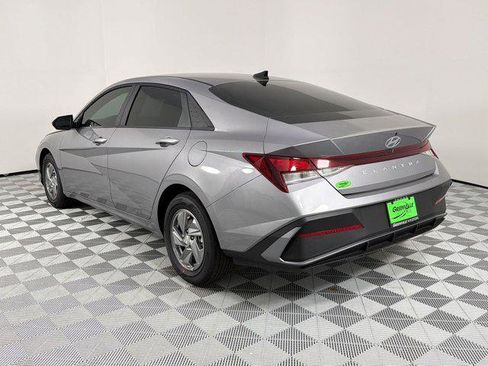 New 2026 Hyundai Elantra SE image 3