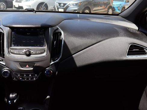 Used 2019 Chevrolet Cruze LT w/ Convenience Package FWD image 44