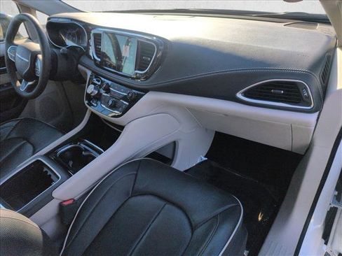 Used 2024 Chrysler Pacifica Limited image 24