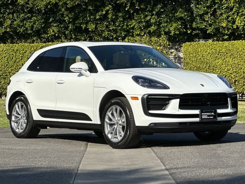 Certified 2025 Porsche Macan AWD/4WD image 10
