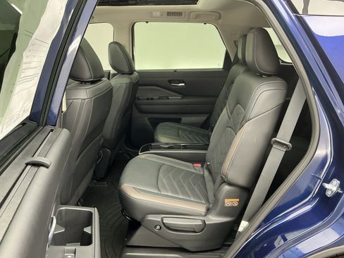 Used 2024 Nissan Pathfinder Platinum image 18