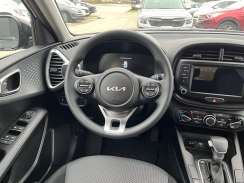 Used 2025 Kia Soul LX w/ LX Technology Package FWD image 18
