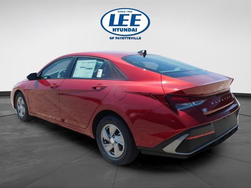 Certified 2025 Hyundai Elantra SE image 3