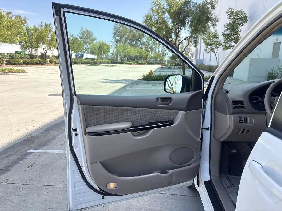 Used 2005 Toyota Sienna LE w/ LE Pkg 1 FWD image 16