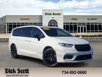 Used 2023 Chrysler Pacifica Limited w/ S Appearance Package